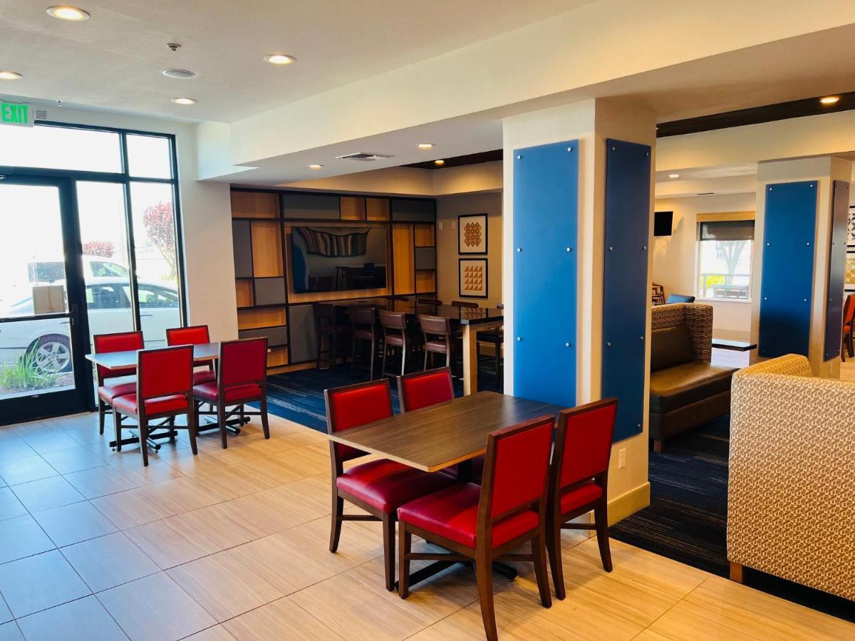 Holiday Inn Express & Suites Salinas By Ihg Экстерьер фото